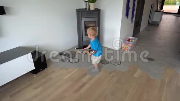 小男孩用吸尘器打扫房间平滑相机运动视频的预览图