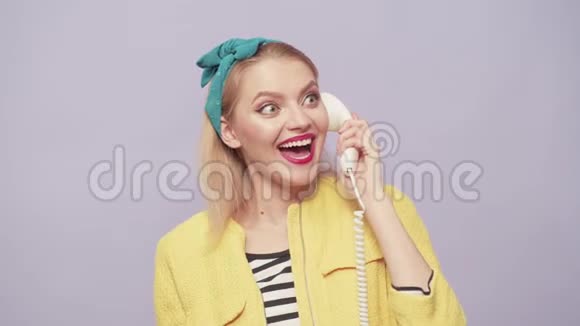 客户服务代理在呼叫中心用电话与客户交谈把商务女性绑起来视频的预览图