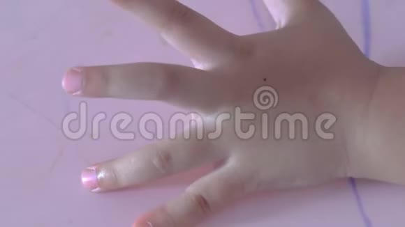 小孩手指在桌子上摇着的手视频的预览图