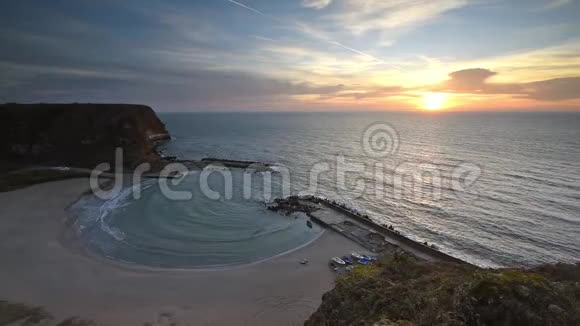 日出时的神奇海湾视频的预览图