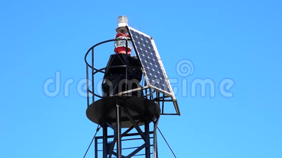 太阳能电池板上的小灯塔视频的预览图