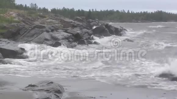 风暴波在石头上战斗视频的预览图