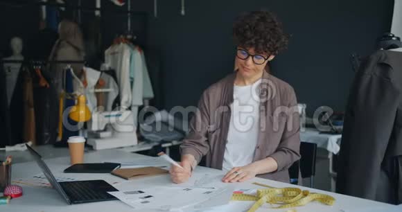 有创意的女设计师在现代画室画衣服视频的预览图
