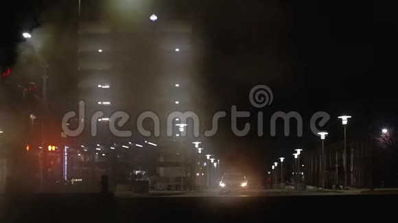 夜间城市汽车停止灯与蒸汽上升视频的预览图