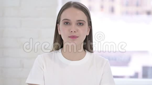 失望的年轻女子对失败的反应视频的预览图