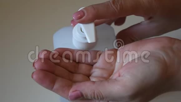 女人拿着洗手液用手消毒Covid19视频的预览图