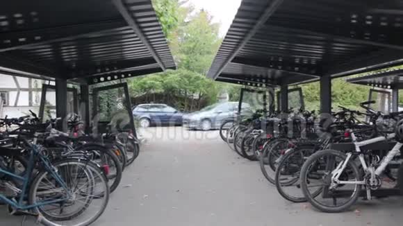 学校自行车停车场视频的预览图