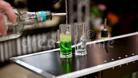 酒吧服务员正在酒吧或餐馆的酒吧里准备一杯绿色墨西哥鸡尾酒夜生活视频的预览图