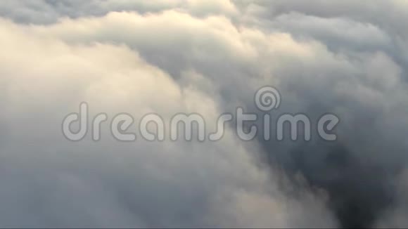 日落后飞越云层和山峰眺望大海视频的预览图