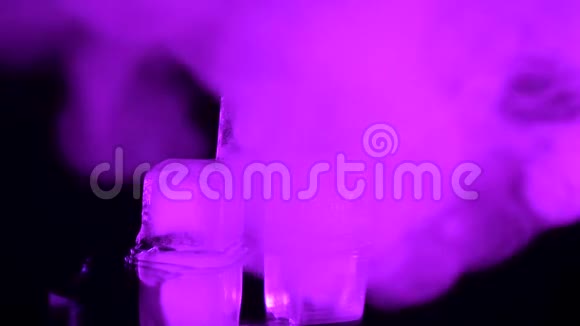 3个冰块可搭配紫罗兰色或粉色背光和烟雾视频的预览图