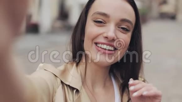 快乐美丽的女人做自拍或视频呼叫微笑和笑成相机挥手你好视频的预览图