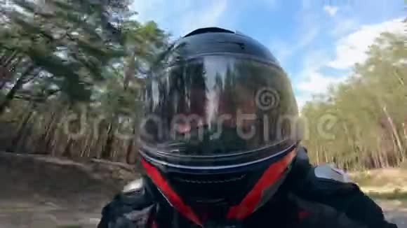 职业骑手戴着头盔在路上快速驾驶视频的预览图