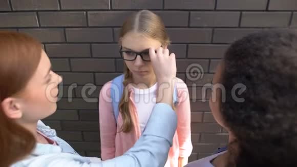 青少年戴着同学眼镜嘲笑女学生欺凌残忍视频的预览图
