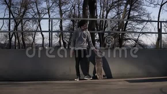 青少年滑板运动员在城市滑板公园户外训练青少年滑板长板在城市比赛视频的预览图