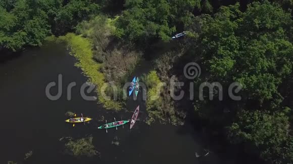 独木舟漂浮在河上视频的预览图
