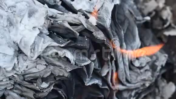 铁盆祭祖用金银纸燃烧视频的预览图