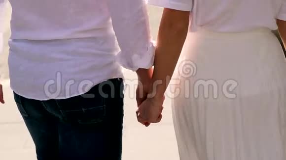 恋爱中的年轻夫妇牵着手在城市里走来走去在罗马度假视频视频的预览图