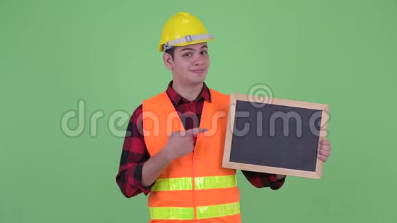 幸福青年多民族建筑工人举着黑板竖起大拇指视频的预览图