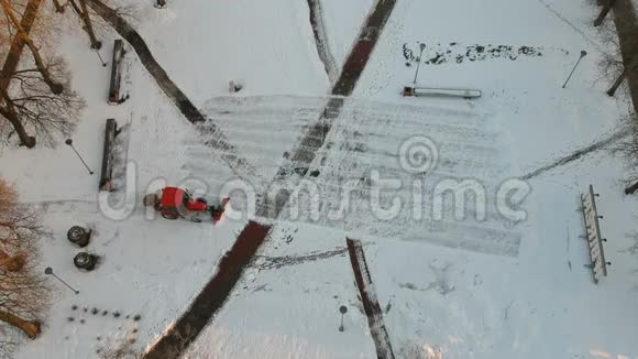 拖拉机清除城市广场的新鲜雪空中视频的预览图