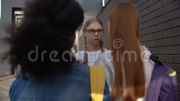 女学生在后院用眼镜拦住同学恐吓视频的预览图