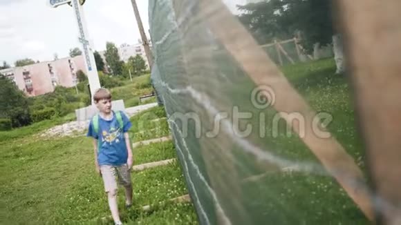 那个男孩带着铁丝网沿着篱笆走不错的镜头视频的预览图