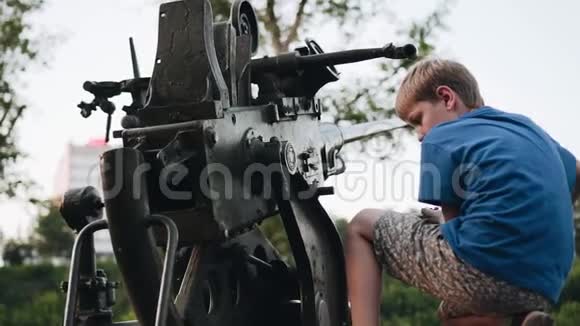 这个男孩生产瞄准高射炮装置男孩坐在控制平台上伟大的计划视频的预览图