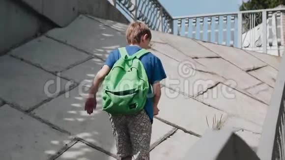 男孩爬上桥支架绕过楼梯少年在城里的散步视频的预览图