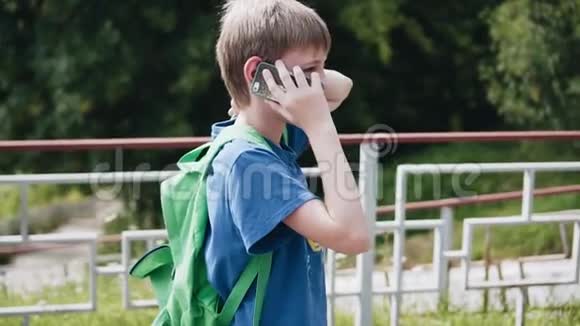 在河岸上打电话的男孩感情用事交流视频的预览图