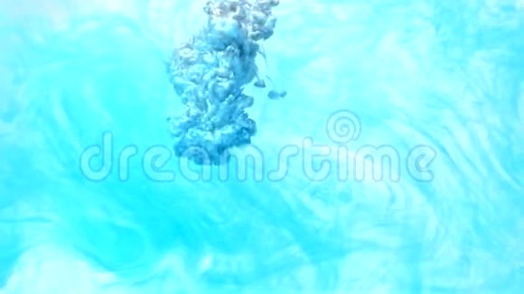 墨弹罩面珍珠蓝漆流动效果视频的预览图