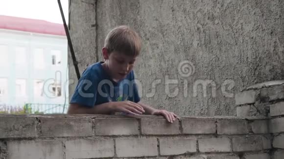 那个男孩爬过砖墙活跃的青少年儿童发展视频的预览图