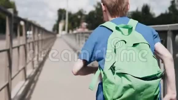 这个男孩很快就跑过河上的桥不错的动态镜头体育生活方式视频的预览图