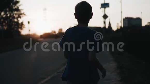 在日落的时候拍了这男孩的感情照片这孩子沿着傍晚的长廊散步视频的预览图