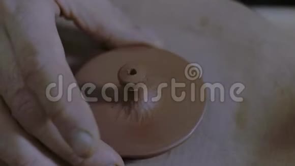一个工匠把一个手柄和一个盖子连接起来一个茶壶是用粘土做的中国茶道用茶壶4k录像5994视频的预览图