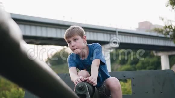 那个男孩坐在大炮上军事装备博物馆展览视频的预览图