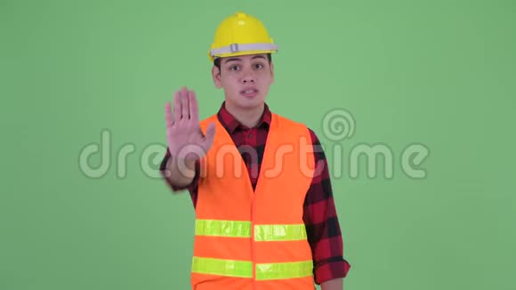 严肃的年轻多民族建筑工人停止手势视频的预览图