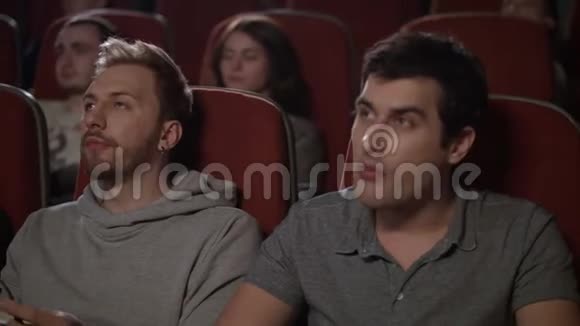 在电影院里戴3D眼镜的男性朋友观众准备看3D电影视频的预览图