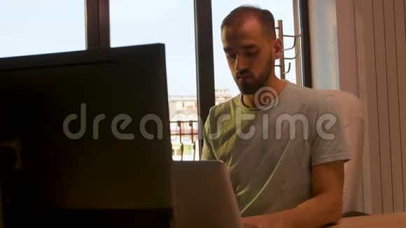 公司经理在电脑上打字的手持慢镜头视频的预览图