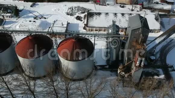 冬季无人机的旧工业粮仓粮仓空中视频的预览图