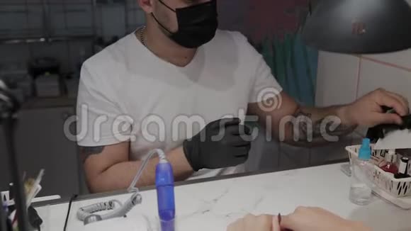 美甲师在手术前把手套戴在手上视频的预览图