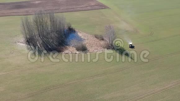 农用拖拉机在春麦田空中撒肥视频的预览图