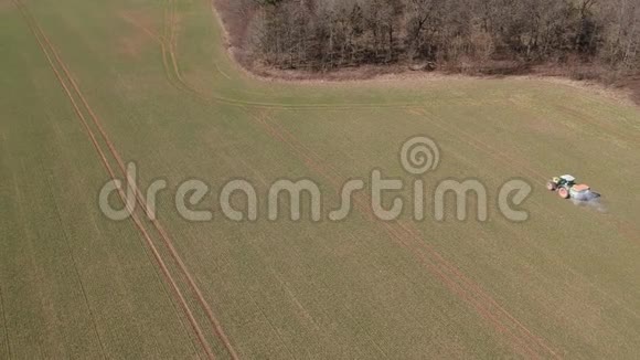 农用拖拉机在春麦田飞播肥料视频的预览图
