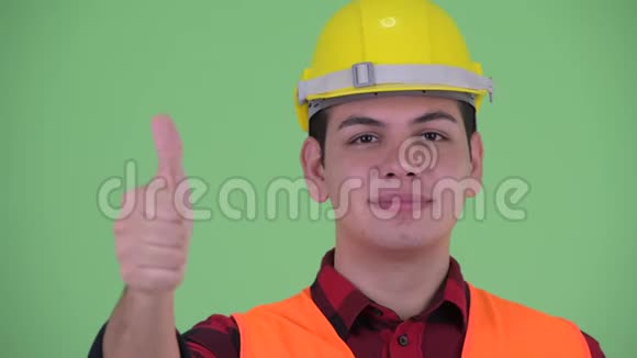 幸福的年轻多民族建筑工人竖起大拇指视频的预览图