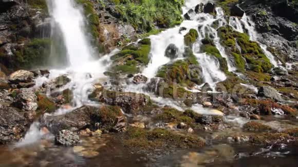 平滑的山涧和有苔藓石的瀑布视频的预览图