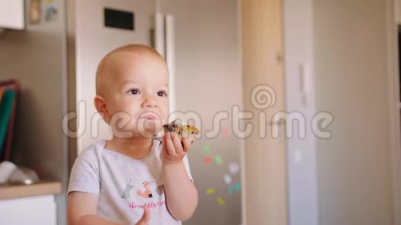 小男孩在厨房吃蛋糕视频的预览图