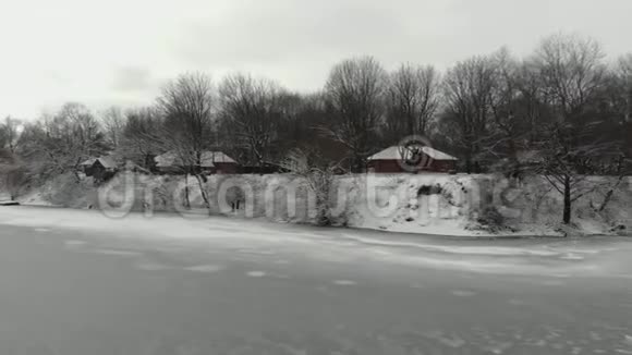 靠近河岸的冬天有生活房屋视频的预览图