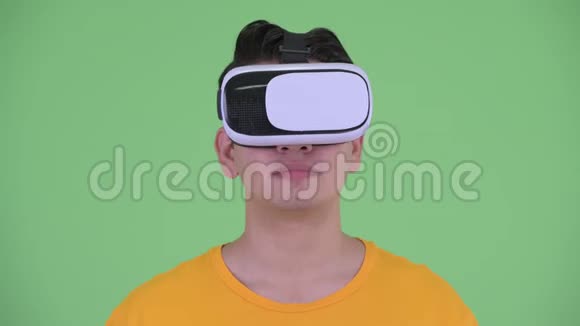使用虚拟现实耳机的快乐年轻多民族男子的脸视频的预览图