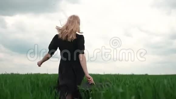 黑板上的女孩快乐地漫步在田野里快乐和幸福的情感视频的预览图