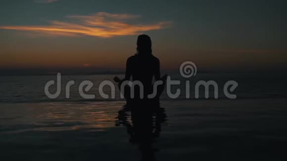 日落时分女孩在海边沉思视频的预览图