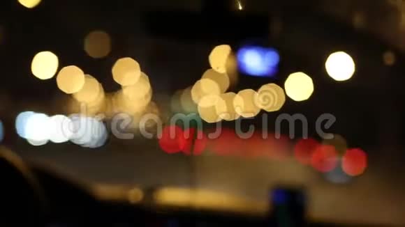 模糊的夜路上有灯笼和移动的汽车从车前灯和尾灯可以看到五颜六色的大波克视频的预览图