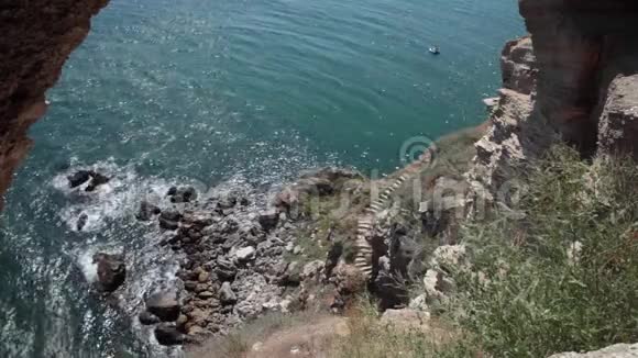 风景优美的垂直悬崖直到黑海有古老的石梯视频的预览图